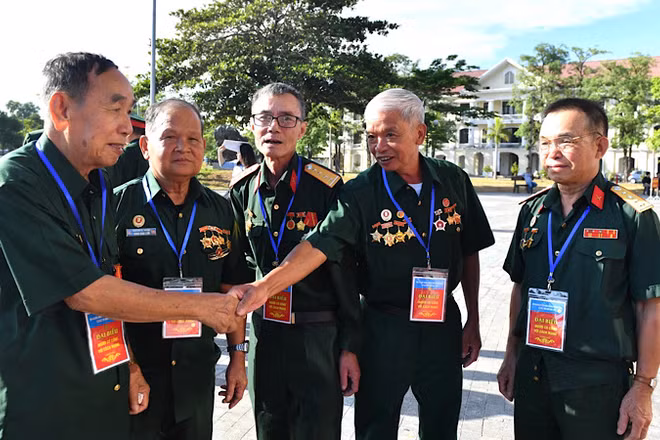 Các đại biểu gặp gỡ tại Hội nghị biểu dương người có công tiêu biểu toàn quốc năm 2023. (Ảnh: NGUYỄN ĐĂNG)