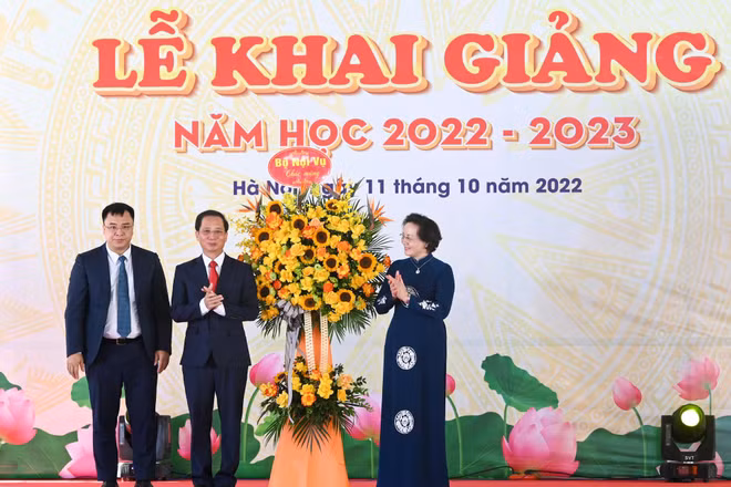 Ủy viên Ban Chấp hành Trung ương Đảng, Bí thư Ban Cán sự Đảng, Bộ trưởng Nội vụ Phạm Thị Thanh Trà tặng hoa chúc mừng Trường đại học Nội vụ Hà Nội . (Ảnh: DUY LINH)
