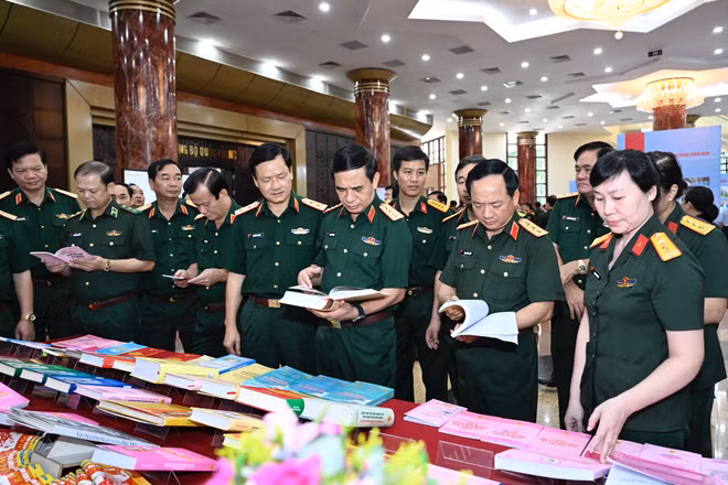Lãnh đạo Bộ Quốc phòng, Tổng cục Chính trị Quân đội nhân dân Việt Nam tham quan một số mô hình học và làm theo Bác của các đơn vị cơ sở.