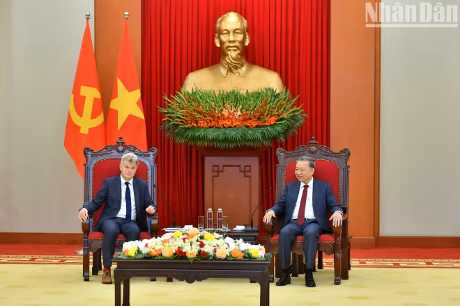 Tổng Bí thư Tô Lâm tiếp Bí thư toàn quốc Đảng Cộng sản Pháp Fabiel Roussel. (Ảnh: ĐĂNG KHOA)