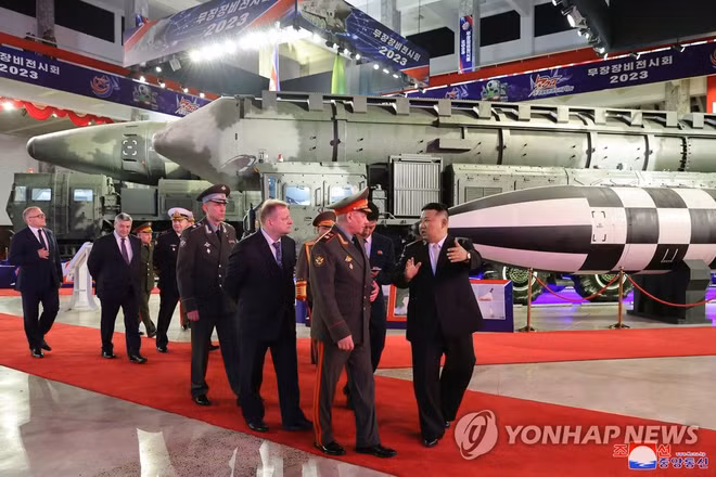 Nhà lãnh đạo Triều Tiên Kim Jong-un cùng phái đoàn quân sự Nga tham quan triển lãm quốc phòng tại Bình Nhưỡng hồi tháng 7 năm ngoái. Ảnh tư liệu: KCNA/Yonhap