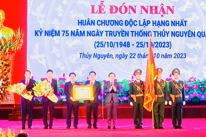 Phó Thủ tướng Chính phủ Trần Lưu Quang trao Huân chương Độc lập hạng Nhất tặng Đảng bộ, chính quyền và nhân dân huyện Thủy Nguyên.