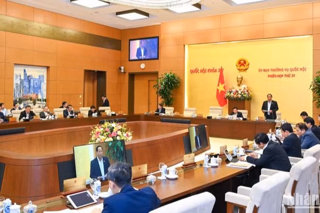 Phiên họp Ủy ban Thường vụ Quốc hội cho ý kiến về việc giải trình, tiếp thu, chỉnh lý dự thảo Luật Đường bộ. (Ảnh: Duy Linh)