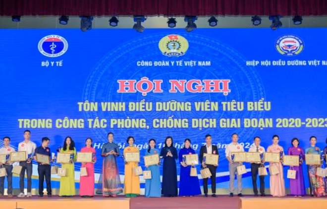 Tôn vinh 135 điều dưỡng viên tiêu biểu.