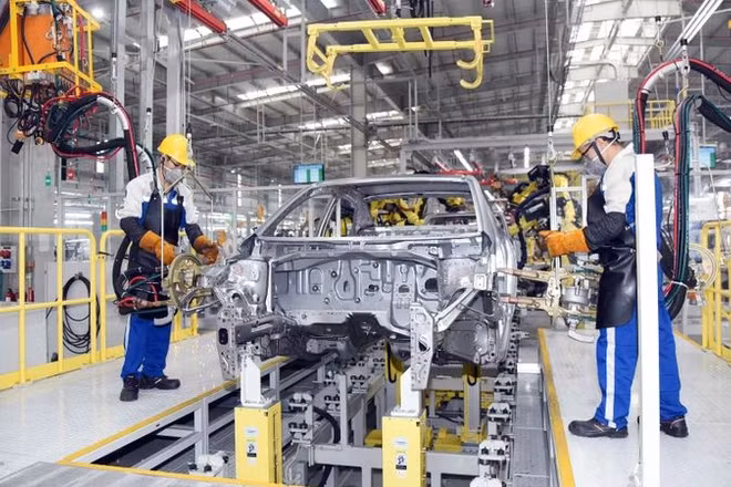 Công nhân Nhà máy sản xuất, lắp ráp ô-tô Hyundai Thành Công (Ninh Bình) vận hành dây chuyền lắp ráp, sản xuất ô-tô. (Ảnh: ANH AN)