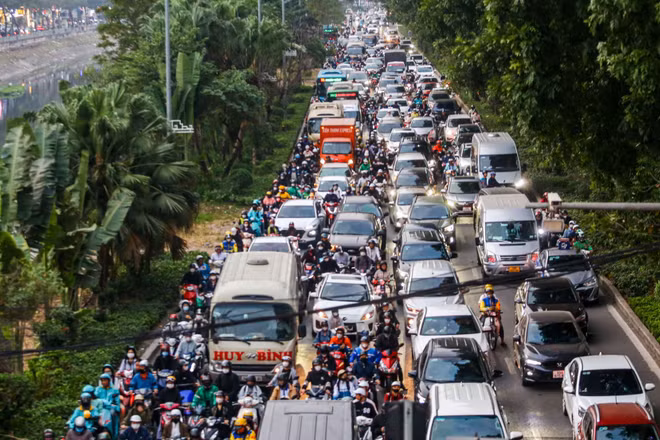 Đường Láng thường xuyên quá tải, ùn tắc.