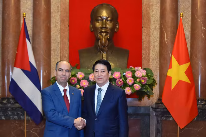 Chủ tịch nước Lương Cường và Đại sứ Cuba tại Việt Nam Rogelio Polanco Fuentes tại buổi lễ trình Quốc thư.