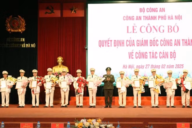 Giám đốc Công an thành phố Hà Nội trao quyết định nghỉ hưu cho 23 đồng chí.