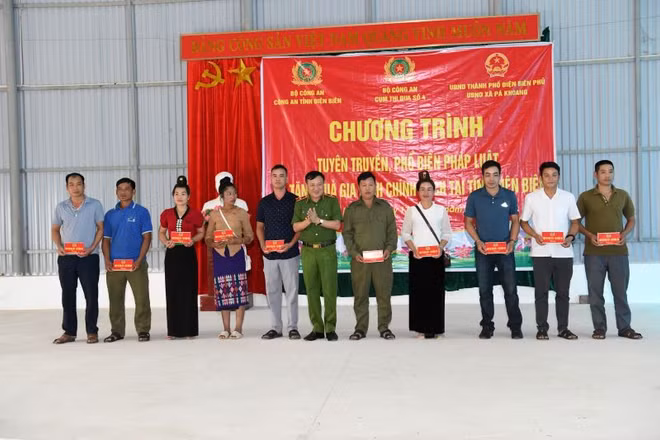 Tặng quà gia đình chính sách Điện Biên.