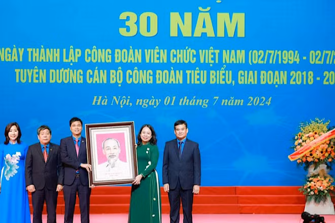 Phó Chủ tịch nước Võ Thị Ánh Xuân trao ảnh Chủ tịch Hồ Chí Minh tặng lãnh đạo Công đoàn Viên chức Việt Nam.