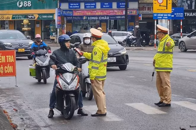 Lực lượng Cảnh sát giao thông tăng cường lập chốt kiểm tra nồng độ cồn.