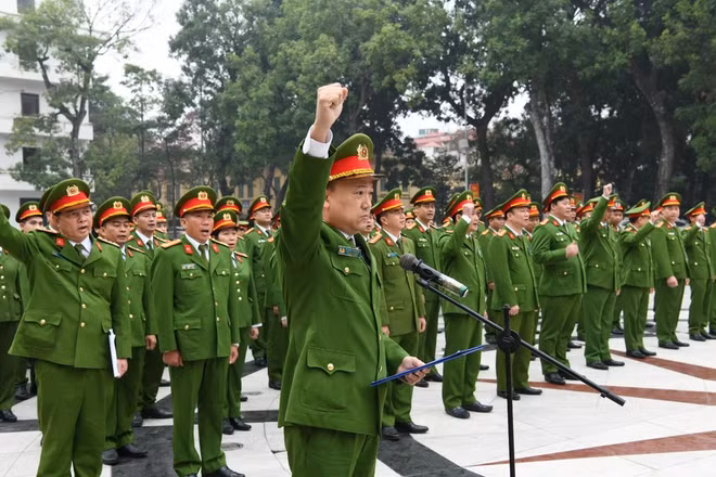 Đại tá Hoàng Tâm Hiếu, Phó Cục trưởng Cục Cảnh sát điều tra tội phạm về ma túy thay mặt cán bộ, chiến sĩ tuyên thệ.