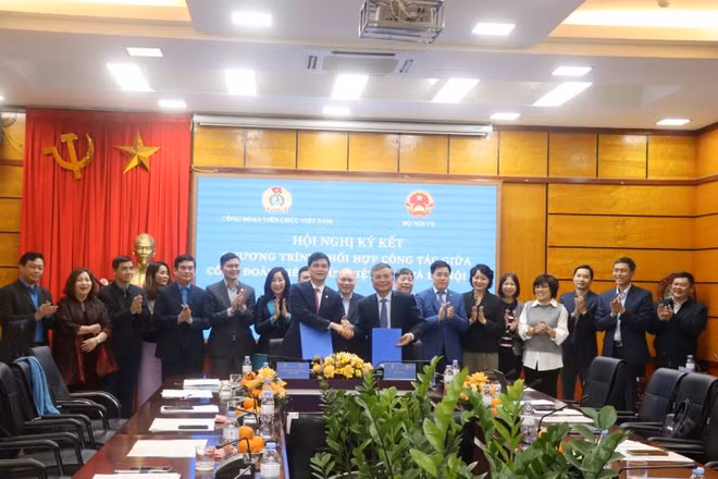 Ký kết chương trình phối hợp công tác năm 2024 giữa Công đoàn Viên chức Việt Nam và Bộ Nội vụ.