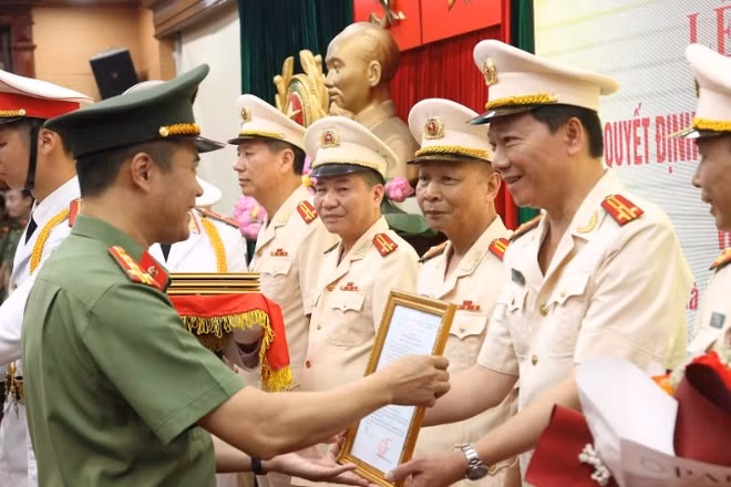 Lãnh đạo Công an thành phố trao quyết định nghỉ công tác hưởng chế độ hưu trí, chờ hưởng chế độ hưu.