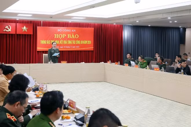 Thượng tướng Trần Quốc Tỏ chủ trì họp báo.