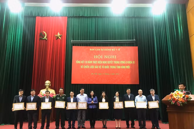 Bộ trưởng trao Bằng khen cho các cá nhân có thành tích xuất sắc.