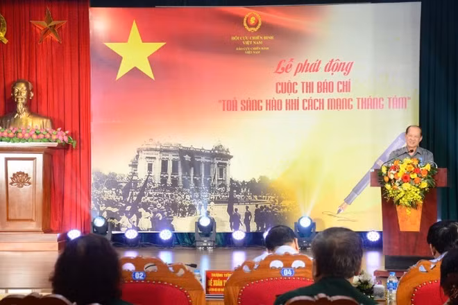 Thượng tướng Bế Xuân Trường, Chủ tịch Hội Cựu chiến binh Việt Nam phát biểu tại lễ phát động.