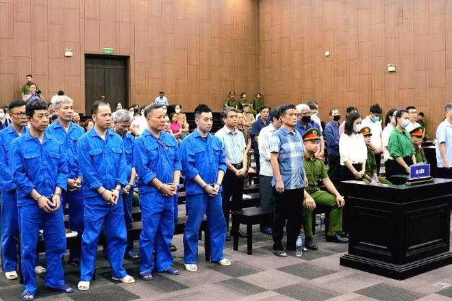 Các bị cáo nghe hội đồng xét xử tuyên án.