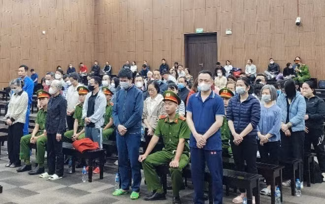 Các bị cáo tại phiên tòa vụ án mua bán hóa đơn trái phép.
