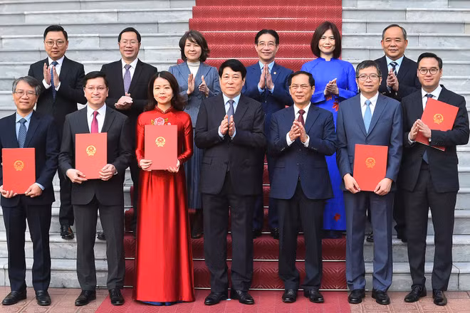Chủ tịch nước Lương Cường; Phó Thủ tướng, Bộ trưởng Ngoại giao Bùi Thanh Sơn cùng các đại biểu tại buổi lễ.