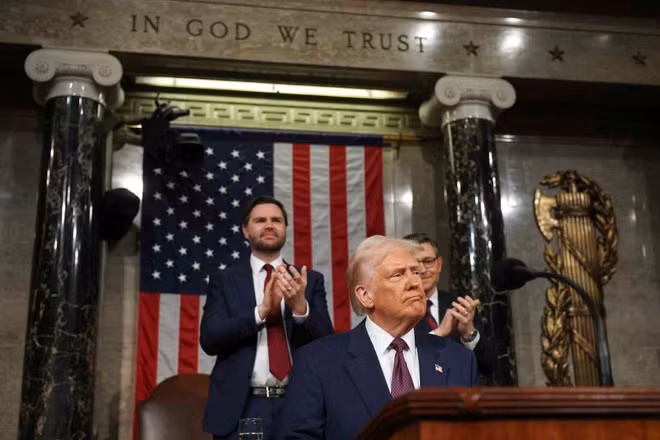 Phó Tổng thống Mỹ JD Vance và Chủ tịch Hạ viện Mike Johnson liên tục vỗ tay khi Tổng thống Donald Trump phát biểu.