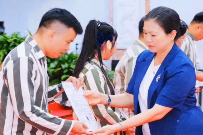 Đồng chí Trương Thị Ngọc Ánh, Phó Chủ tịch Ủy ban Trung ương Mặt trận Tổ quốc Việt Nam trao quyết định đặc xá cho các phạm nhân.