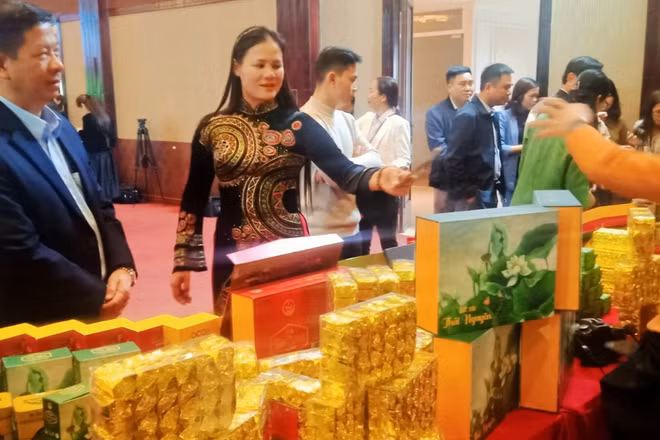 Nhiều sản phẩm chè được trưng bày bên lề hội nghị.