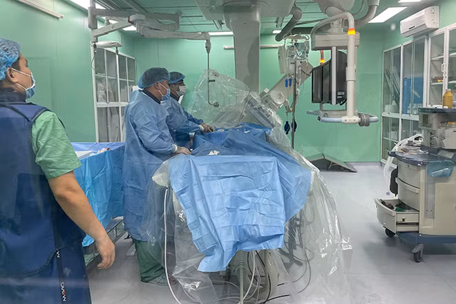 Một ê-kíp của Bệnh viện Đa khoa Trung ương Cần Thơ đang can thiệp điều trị đột quỵ cho bệnh nhân.