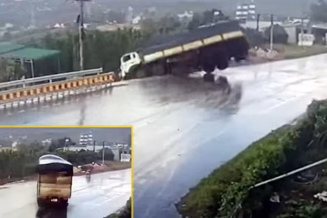 Xe tải bất ngờ lao sang phần đường bên trái và lật nghiêng đè chết hai người đi xe máy.