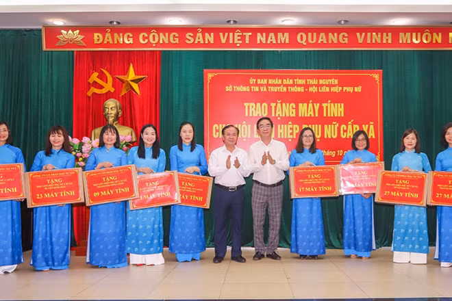 Thái Nguyên trao 166 máy tính cho Hội Phụ nữ cấp xã.