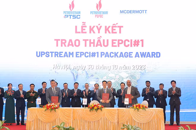 Thủ tướng Chính phủ và các đại biểu chứng kiến lễ ký kết trao thầu EPCI chuỗi dự án Lô B