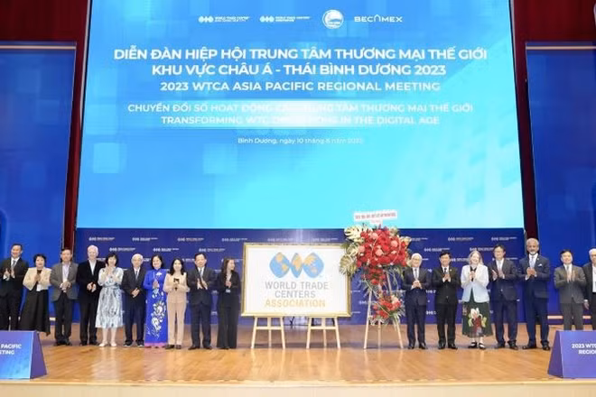 Các đại biểu tham dự diễn đàn chụp ảnh lưu niệm.
