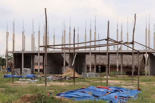 Một công trình ở dự án khu tái định cư Lộc An-Bình Sơn ngưng thi công từ nhiều tháng qua.