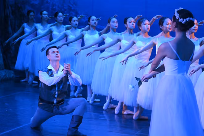 Cảnh trong vở ballet "Giselle". (Ảnh: MẠNH NGÔ HÙNG)