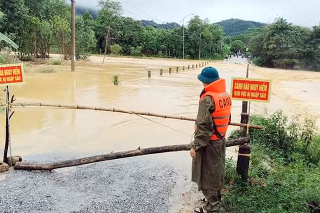 Do ảnh hưởng của mưa lớn kết hợp với các hồ đập trên địa bàn xả tràn nên một số địa bàn ở các huyện miền núi phía tây Hà Tĩnh bị ngập cục bộ.