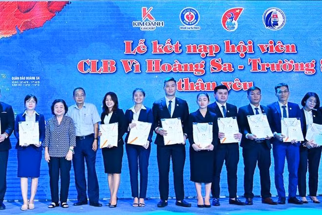 Đồng chí Trương Mỹ Hoa (thứ ba từ trái qua) trao giấy kết nạp hội viên Câu lạc bộ Vì Hoàng Sa-Trường Sa thân yêu cho các cá nhân.