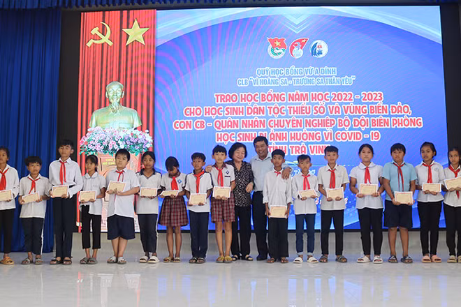 Học sinh dân tộc thiểu số có hoàn cảnh gia đình khó khăn tại huyện Châu Thành nhận học bổng Vừ A Dính.