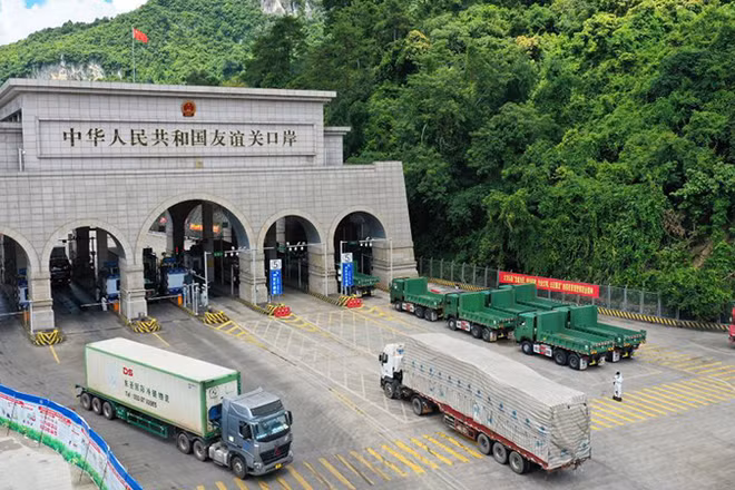 Thông quan hàng hóa tại cửa khẩu Hữu Nghị Quan, Quảng Tây, Trung Quốc. (Ảnh: Tân Hoa Xã)