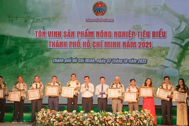 Các đơn vị, cá nhân có “Sản phẩm Nông nghiệp tiêu biểu Thành phố Hồ Chí Minh” năm 2021 được tôn vinh.