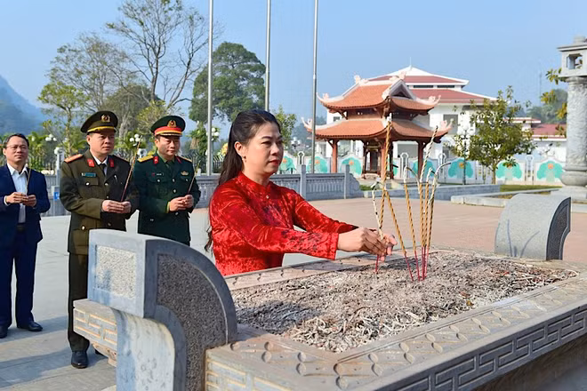 Đồng chí Lê Thị Kim Dung, Phó Bí thư Thường trực Tỉnh ủy, Chủ tịch Hội đồng nhân dân tỉnh dâng hương tưởng niệm Đại tướng Nguyễn Chí Thanh và các vị tiền bối cách mạng.