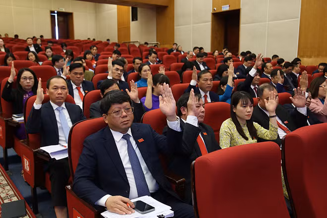 Các đại biểu biểu quyết thông qua nghị quyết.