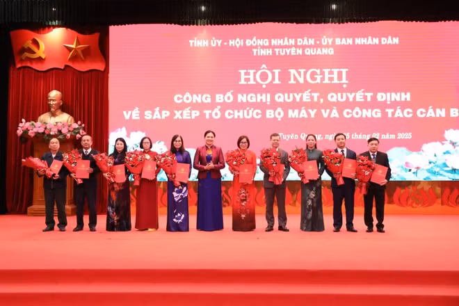 Công bố Nghị quyết, Quyết định về sắp xếp tổ chức bộ máy và công tác cán bộ tỉnh Tuyên Quang.