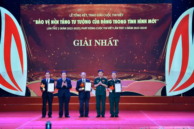 Đồng chí Nguyễn Xuân Thắng và Đại tướng Phan Văn Giang trao giải cho các tác giả đạt giải Nhất cuộc thi viết “Bảo vệ nền tảng tư tưởng của Đảng trong tình hình mới”.