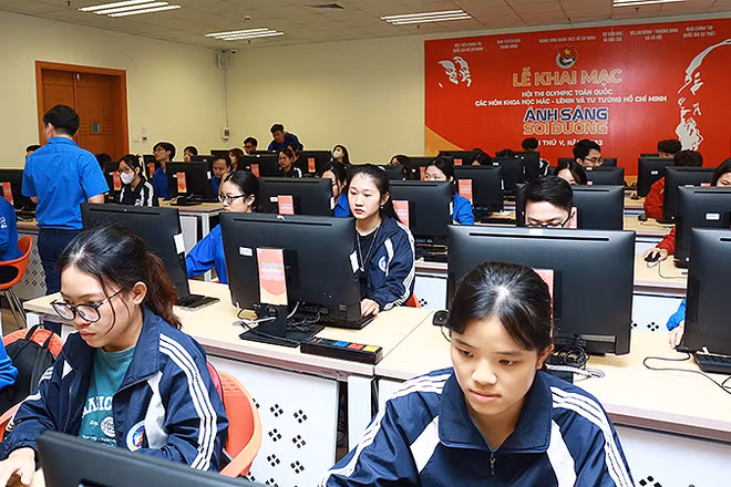 Các thí sinh bảng cá nhân bước vào tranh tài trong buổi sáng 18/5/2023.