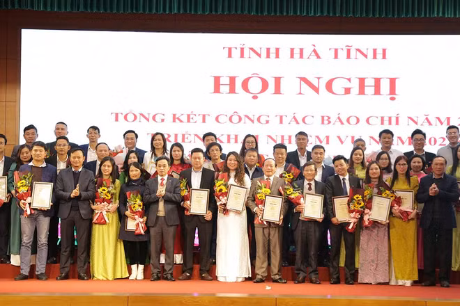 Đại diện lãnh đạo tỉnh Hà Tĩnh tặng hoa chúc mừng các tác giả có tác phẩm đạt giải