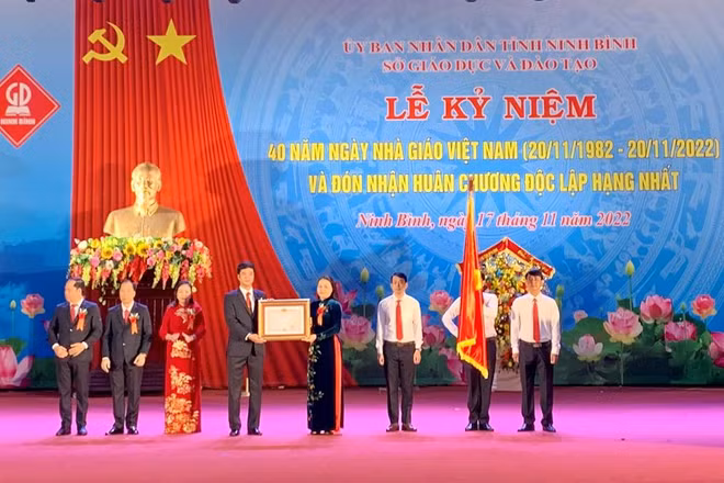 Quang cảnh ngành Giáo dục và Đào tạo Ninh Bình đón nhận Huân chương Độc lập hạng Nhất.