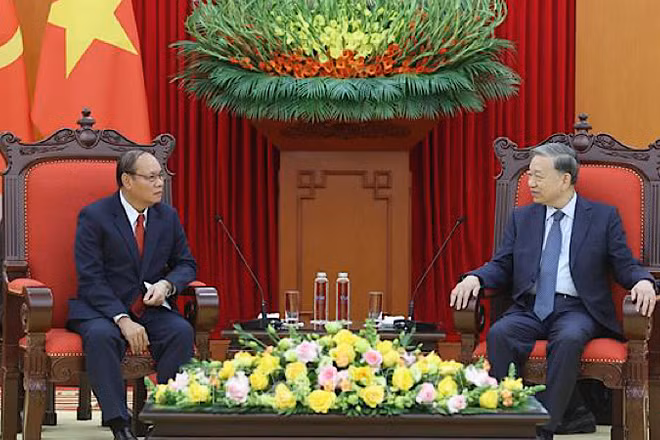 Tổng Bí thư Tô Lâm tiếp đồng chí Đại tướng Vilay Lakhamphong, Ủy viên Bộ Chính trị, Phó Thủ tướng Chính phủ, Bộ trưởng Công an Lào. (Ảnh: TTXVN)