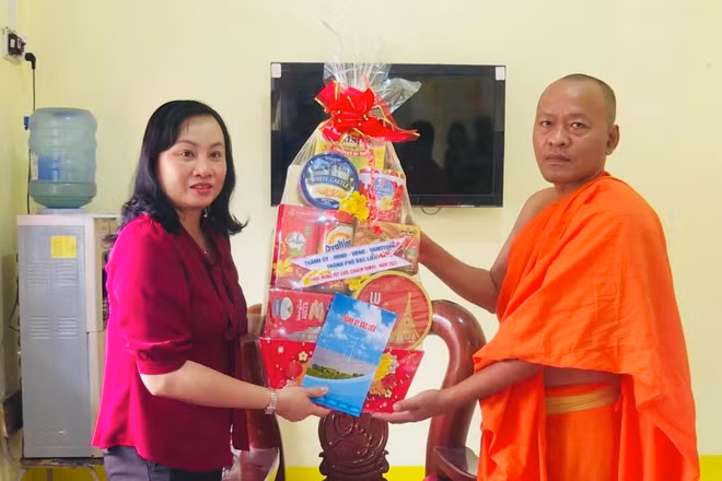 Phó Chủ tịch UBND thành phố Bạc Liêu Đỗ Ái Lam thăm, tặng quà nhà sư tại chùa của đồng bào Khmer.