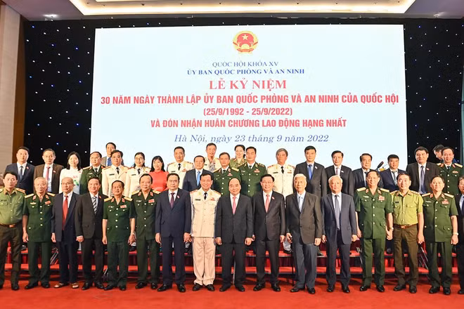 Chủ tịch nước Nguyễn Xuân Phúc, Chủ tịch Quốc hội Vương Đình Huệ chụp ảnh lưu niệm với các đại biểu tại lễ kỷ niệm. 