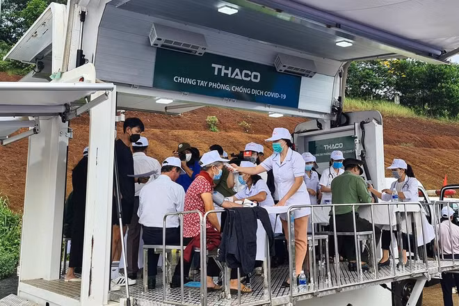 Đắk Nông dùng xe lưu động đẩy nhanh tiến độ tiêm vaccine phòng Covid-19.